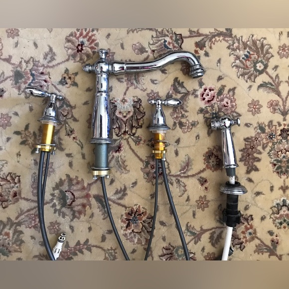 Delta Kitchen Faucet - Picture 3 of 9